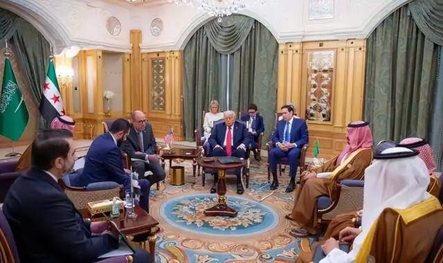 朱拉尼下令，6大精锐师开火，以军狂轰叙坦克，中东火药桶又炸了