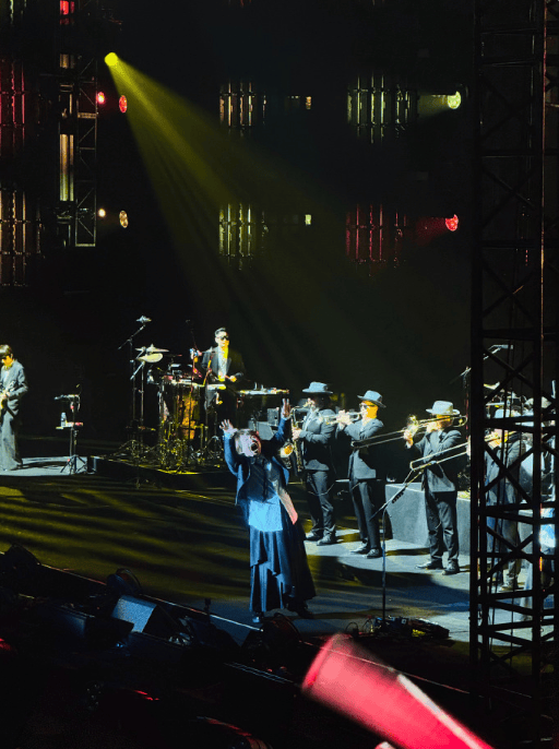 一觉醒来,一大批青岛人嗓子哑到说不出话!上万人喊了几小时还不算完,齐声要求:加班,加班,加班