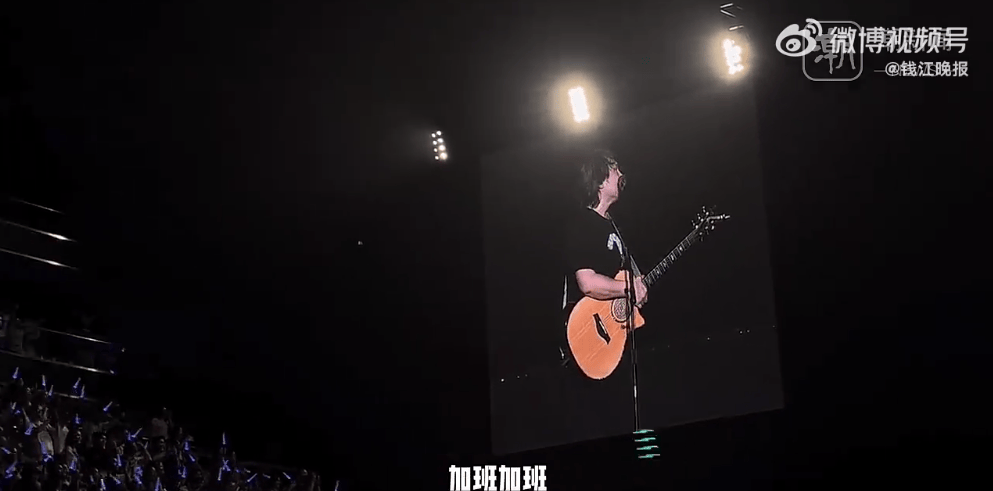 一觉醒来,一大批青岛人嗓子哑到说不出话!上万人喊了几小时还不算完,齐声要求:加班,加班,加班