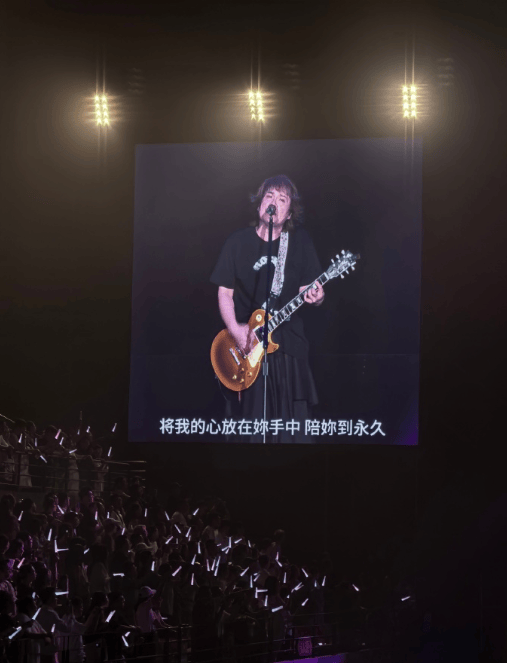 一觉醒来,一大批青岛人嗓子哑到说不出话!上万人喊了几小时还不算完,齐声要求:加班,加班,加班