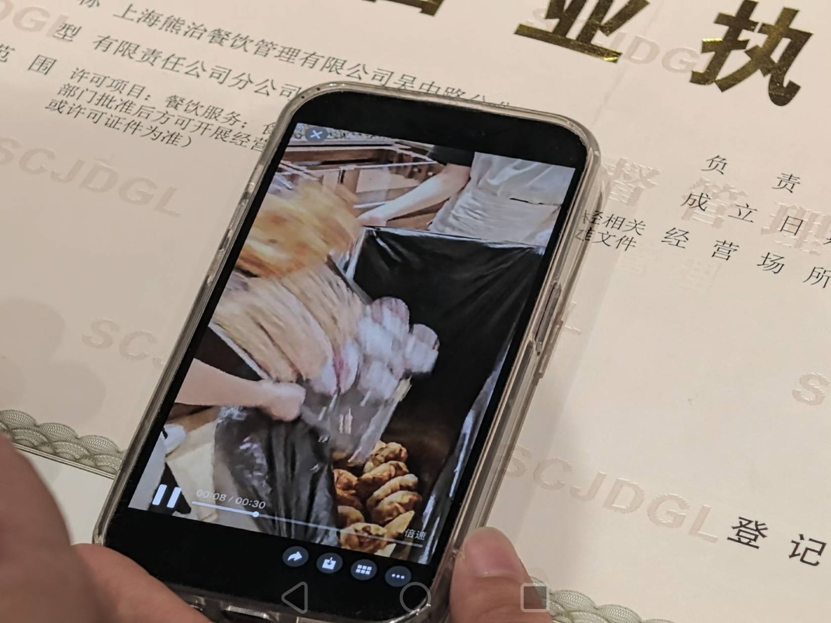 上海网红面包店深夜大量丢弃面包！市监局突击检查，店家回应