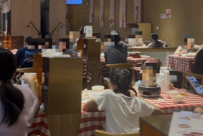 实探整改后的西贝门店：餐厅满员，多位家长带儿童就餐；降价几元；后厨改为现场制作