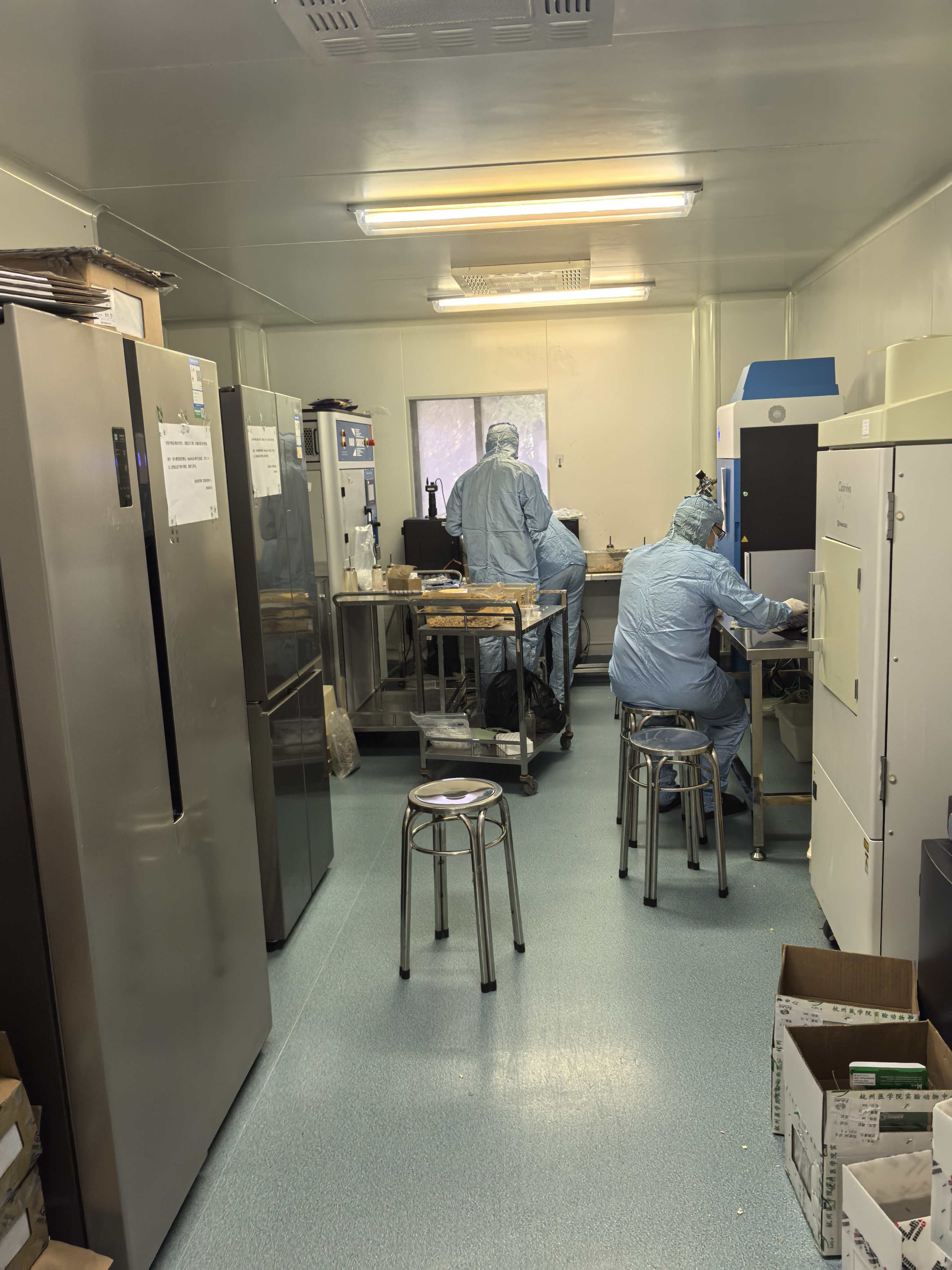 银行职员旺季崩溃 辞职去横店做群演