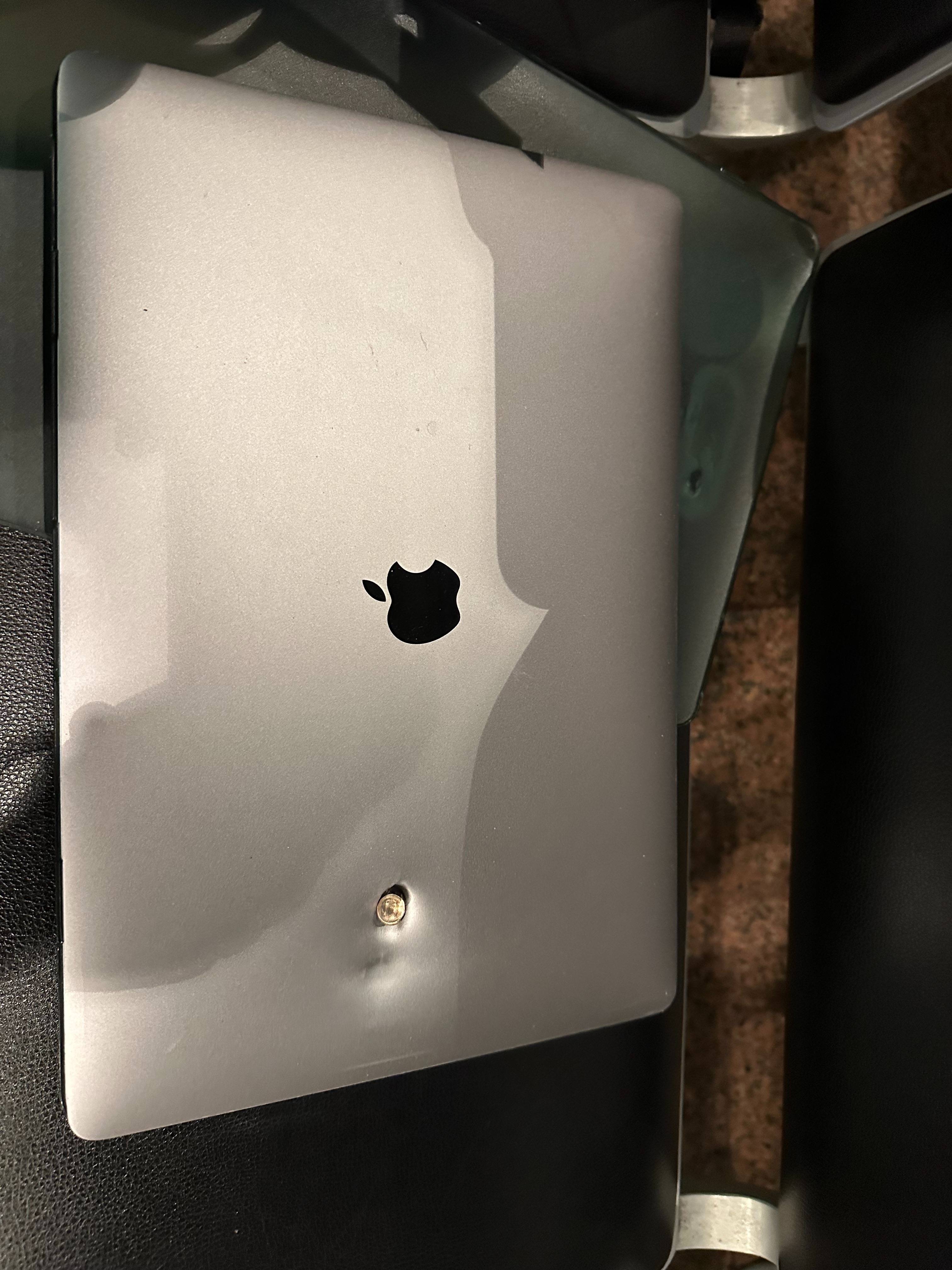 中国小伙在巴西遭持枪抢劫,逃跑时对方开枪,事后发现子弹打进电脑:犯“禁忌”被盯上