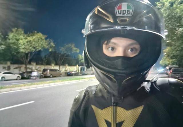 00后艺人被曝骑摩托车撞人，时代峰俊发布声明