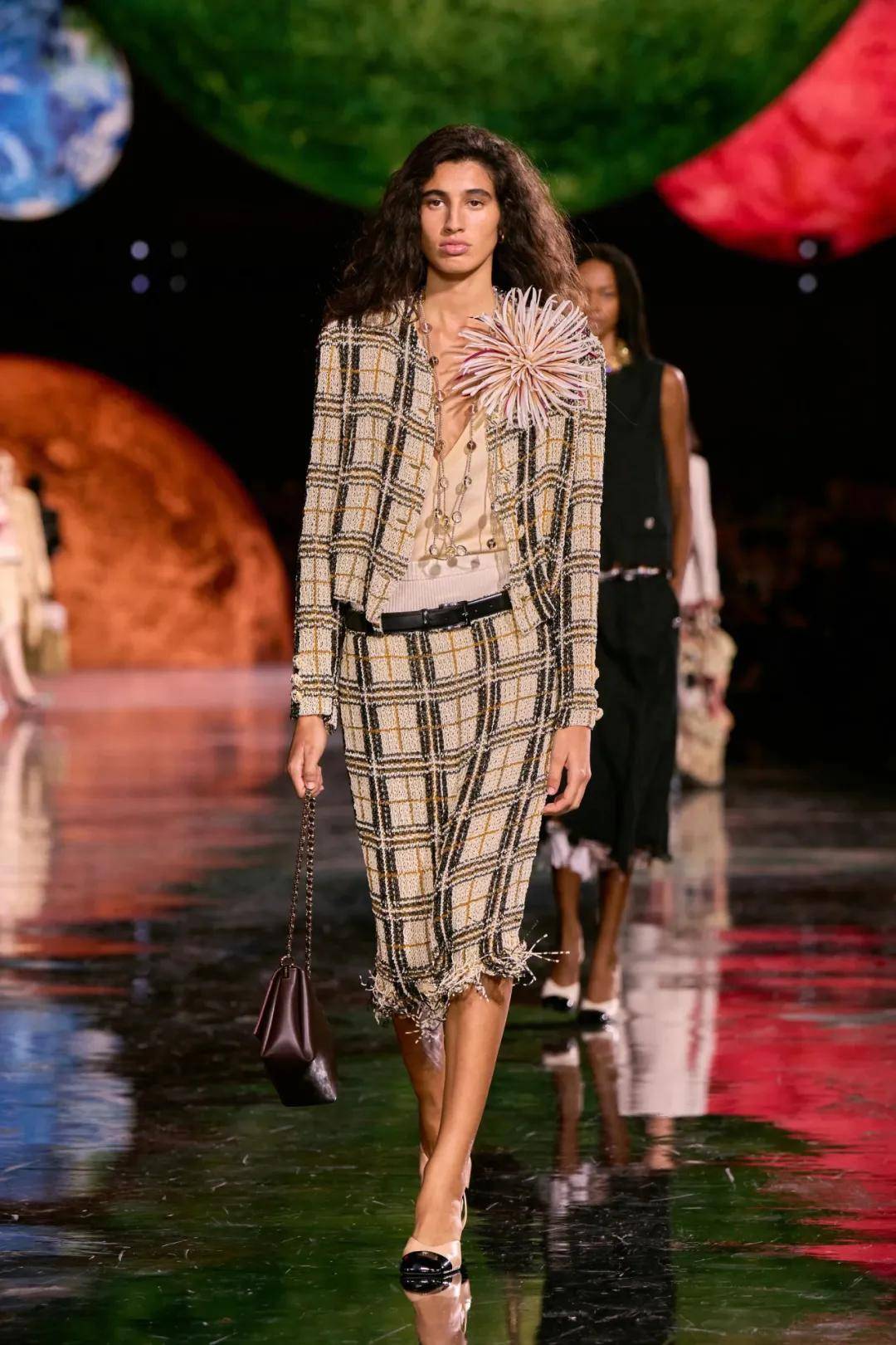 周迅、窦靖童、刘雯、井柏然同框围观香奈儿的新秘密