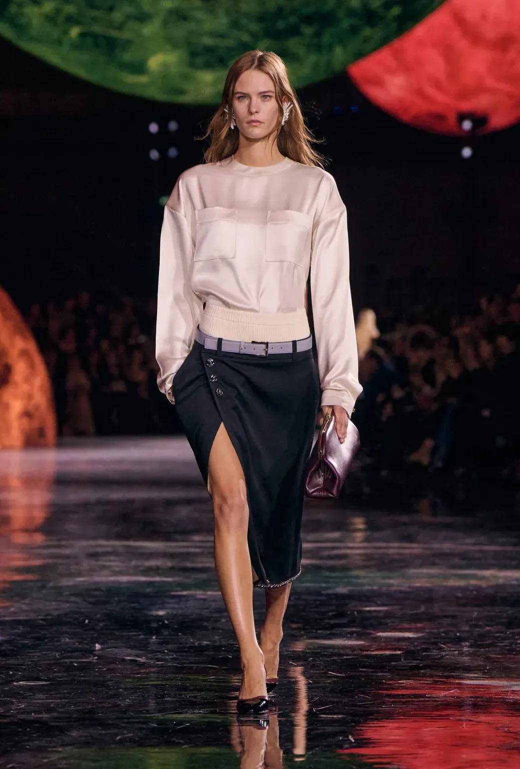 周迅、窦靖童、刘雯、井柏然同框围观香奈儿的新秘密