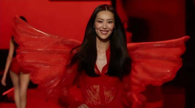 刘雯第九次亮相维密大秀，刷新亚洲模特登台维密次数纪录；2套造型惊艳亮相，后台采访透露裤子重30斤