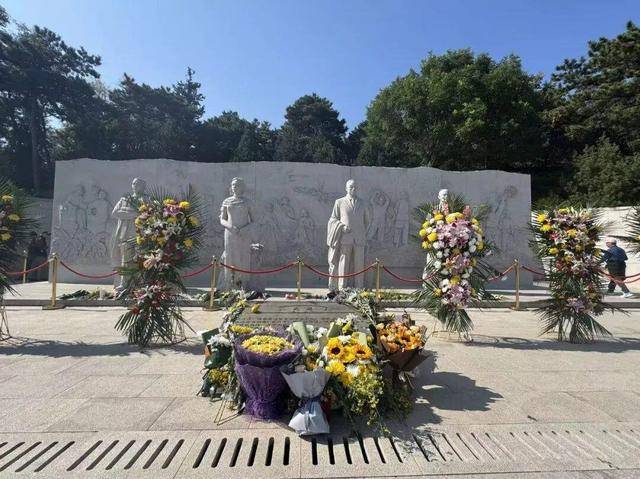 《沉默的荣耀》热播后，他墓前的鲜花摆了5米长