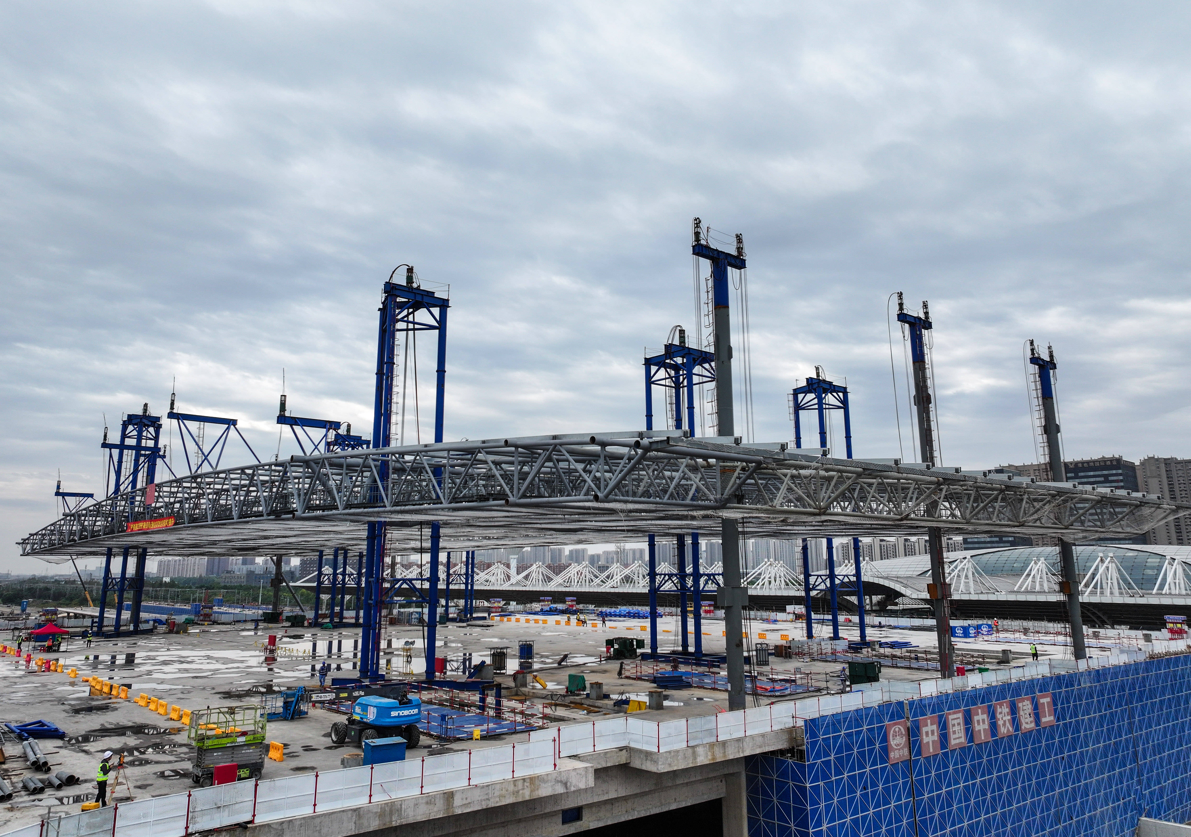 新建上海至南京至合肥高铁南通站高架站房钢结构顺利提升