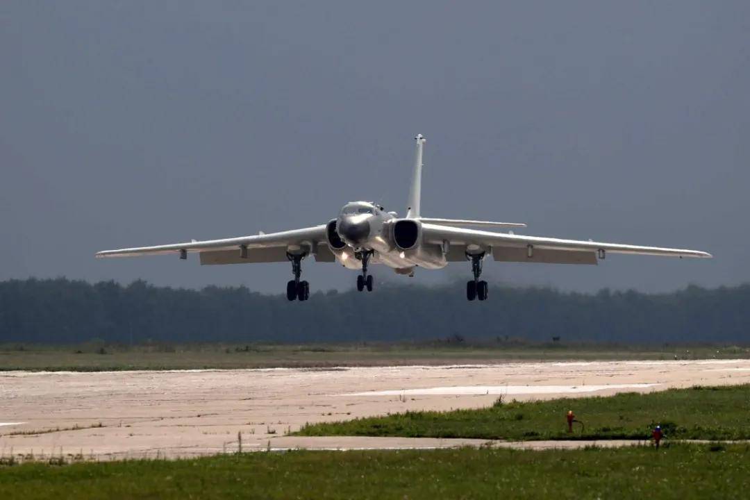 军迷热议!《舰载武器》曝光四发轰-6改进方案:航程14000公里?